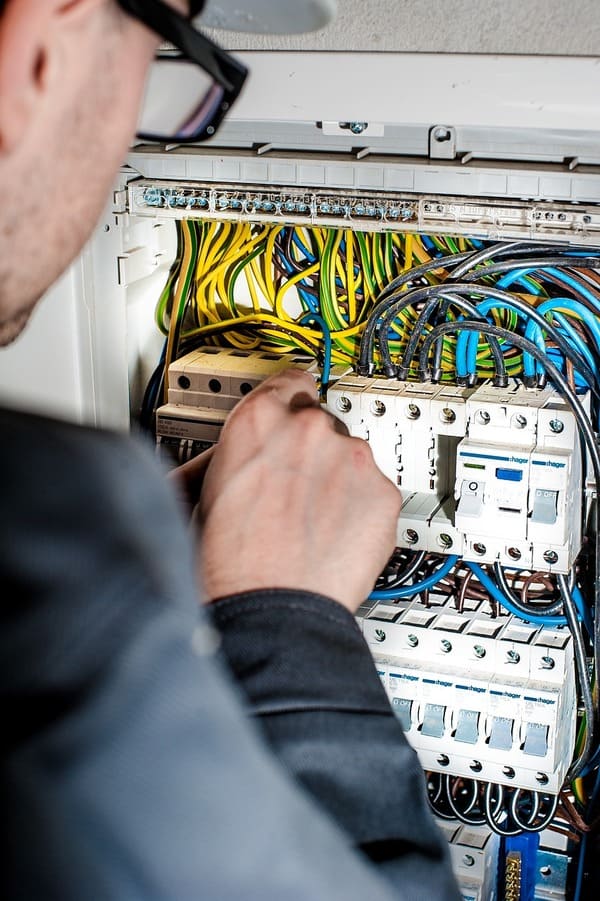 électricien en intervention sur un boitier